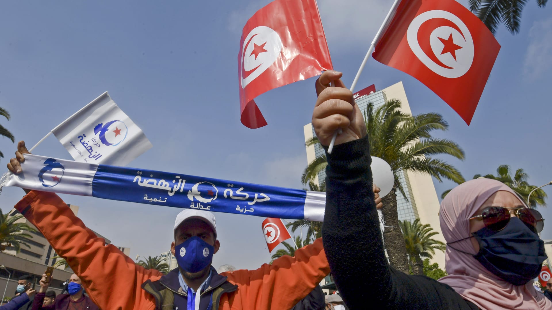 الرئيس التونسي يقيل رئيس الوزراء.. وتجمعات حاشدة أمام البرلمان