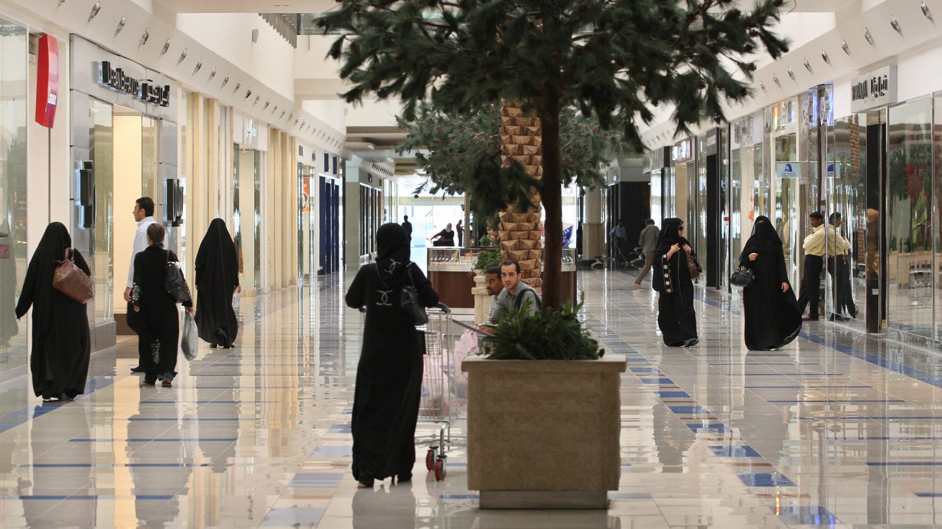 السعودية تبدأ بتنفيذ قرار "قصر العمل بالمولات على السعوديين"