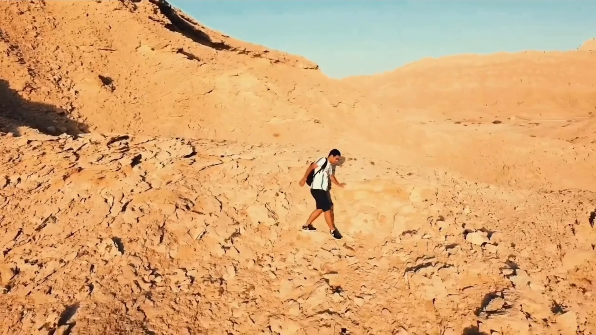 شاهد كيف تسلق مغامر إماراتي المسار شديد الانحدار لأعلى قمة في أبوظبي