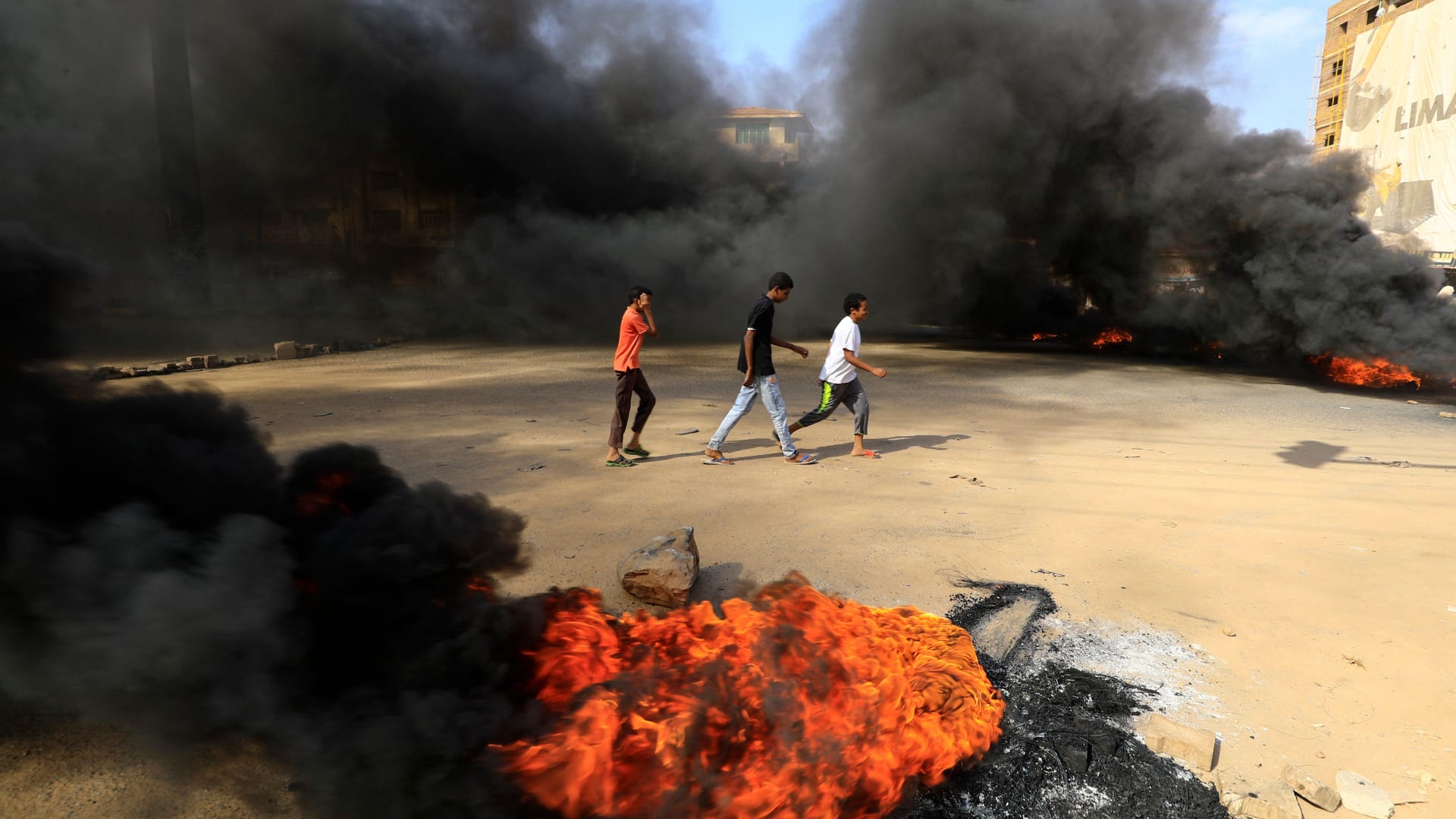 مظاهرات في شوارع الخرطوم بعد محاصرة منزل رئيس الوزراء واعتقال كبار المسؤولين