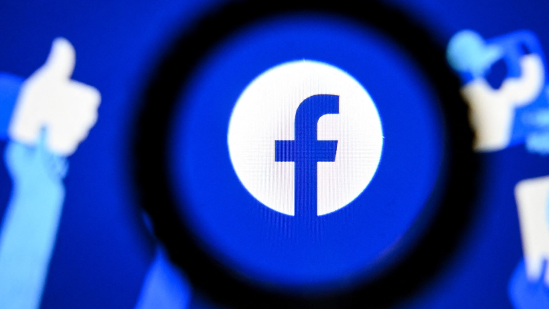 "أوراق فيسبوك".. وثائق مسربة قد تمثل أكبر أزمة في تاريخ الشركة