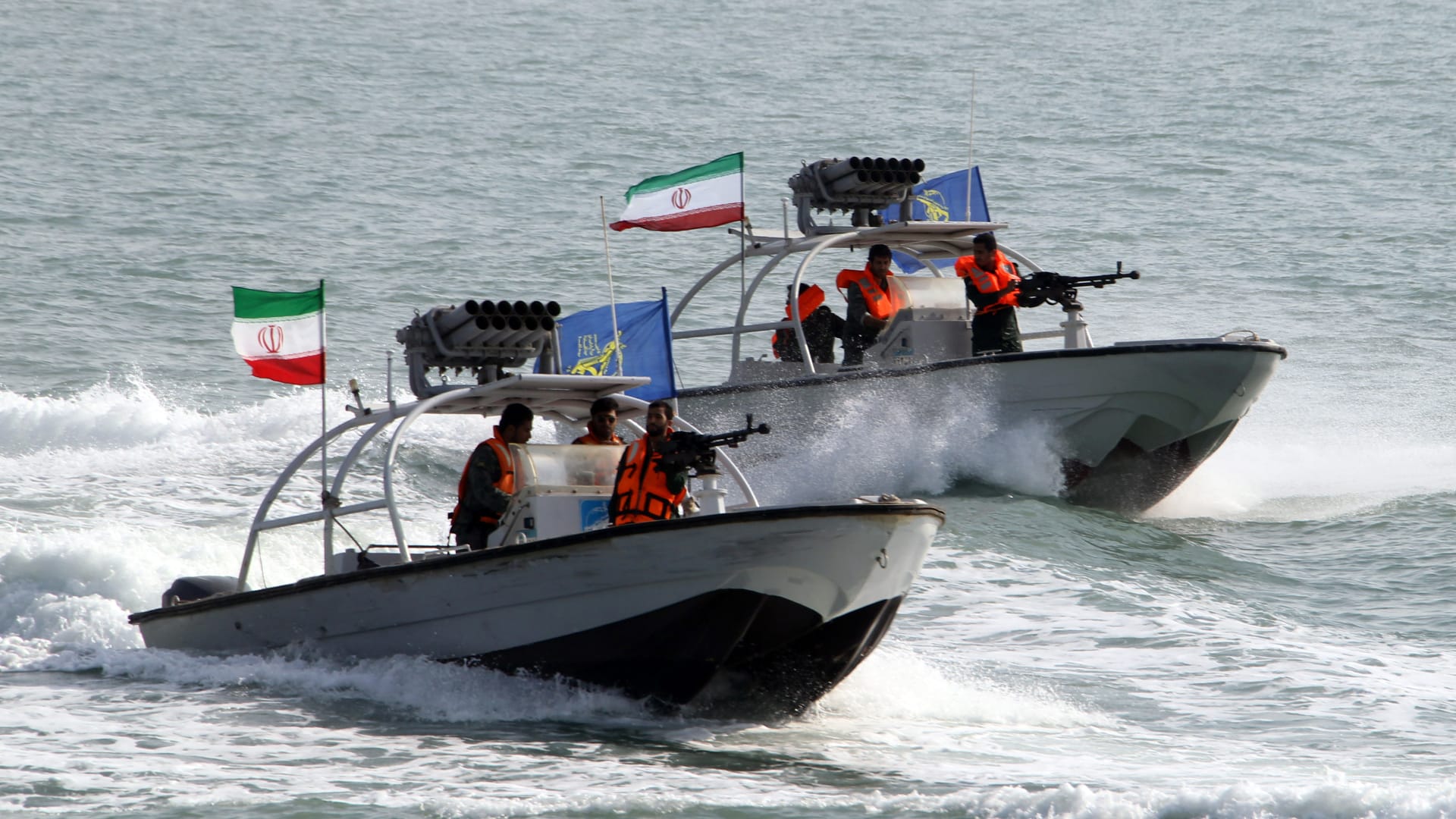 الحرس الثوري الإيراني يستهدف نسخة طبق الأصل من حاملة طائرات أمريكية بصواريخ باليستية