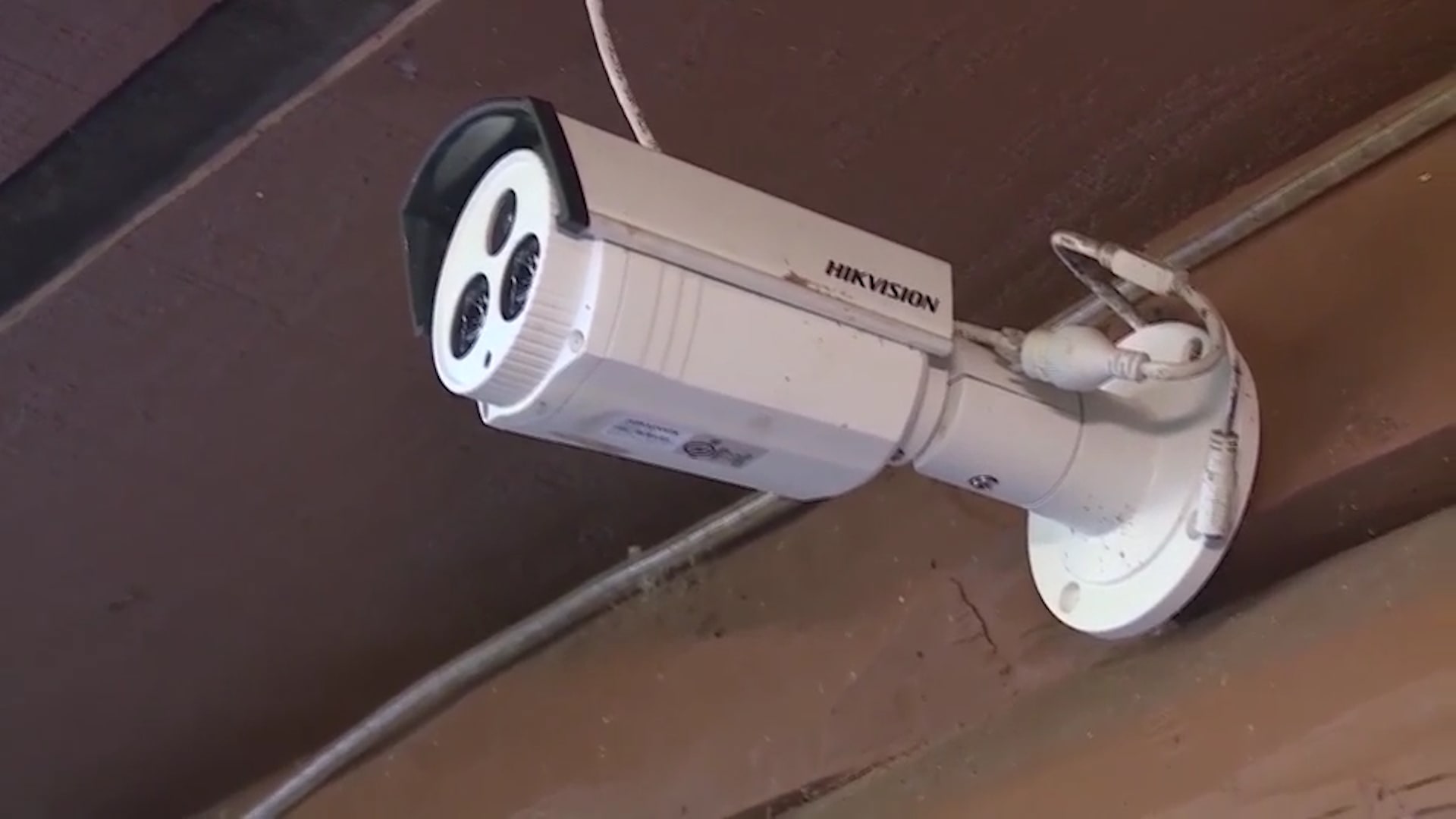 "إذا تتركيني سأقتلك".. شرطي يتجسس على امرأة عبر كاميرا منزلها - CNN Arabic