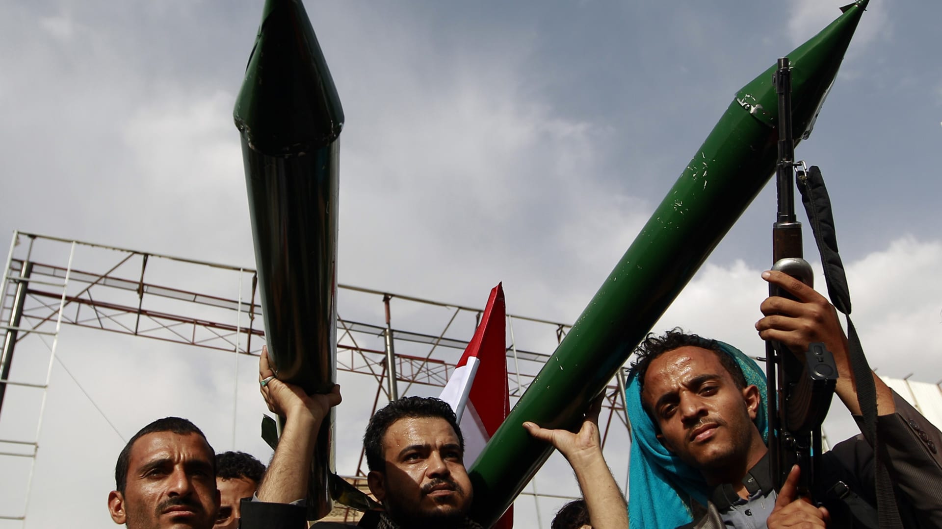 الحوثيون يصعّدون هجماتهم ضد السعودية.. وأمير سعودي يشير إلى وجود أمل