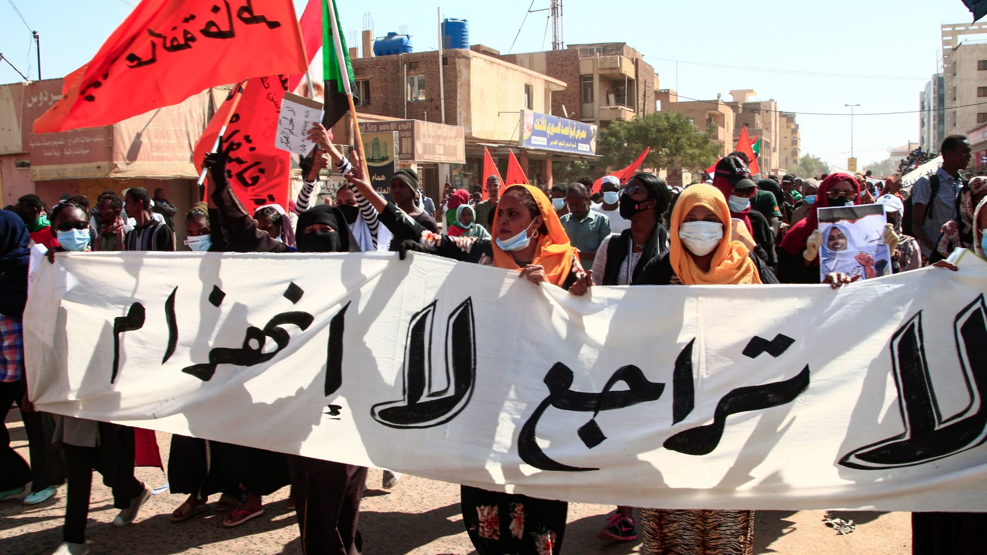 آلاف السودانيين يحتجون على الانقلاب أمام القصر الجمهوري