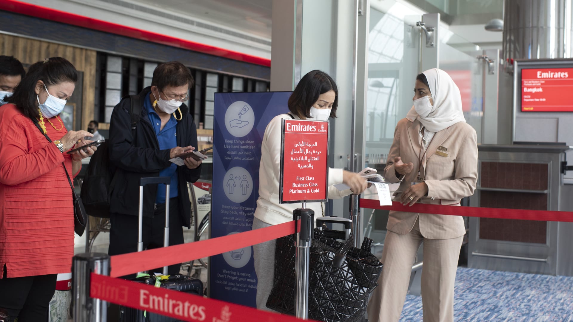 الإمارات توضح اشتراطات سفر مواطني الدولة تبعًا لقرار منع سفر غير المطعمين