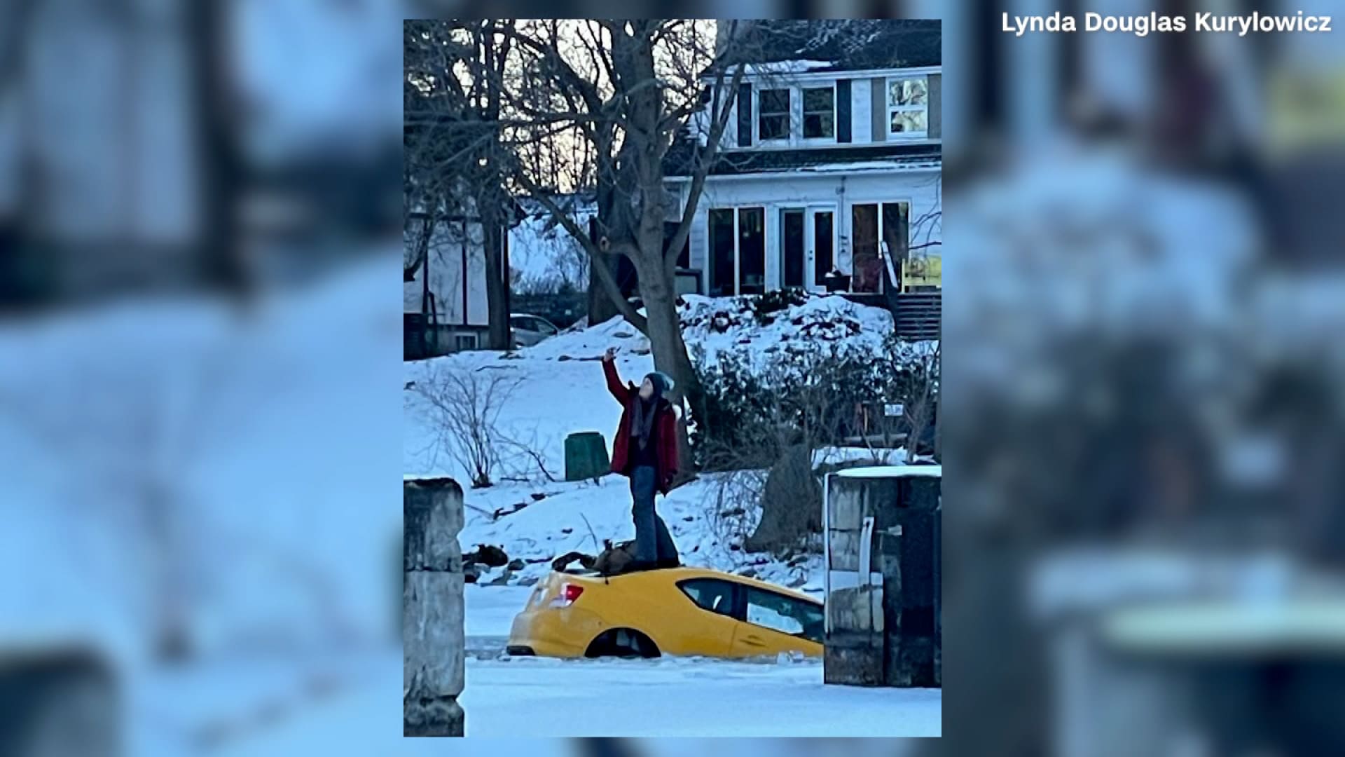 سيدة تقود سيارتها بجنون على جليد رقيق قبل أن تلتقط "سيلفي" أثناء غرقها