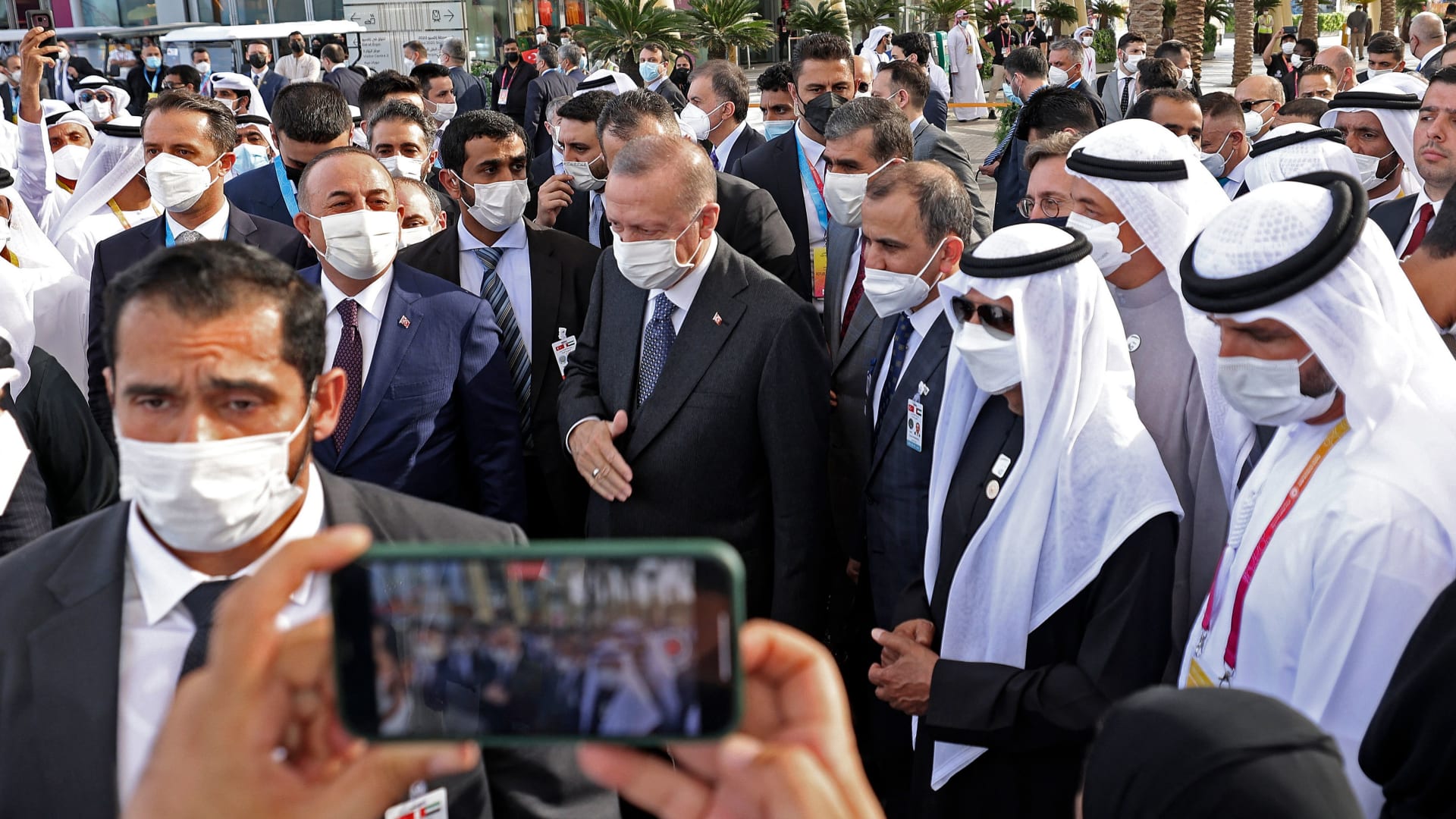 شاهد.. لحظة وصول أردوغان إلى قصر الوطن في أبوظبي