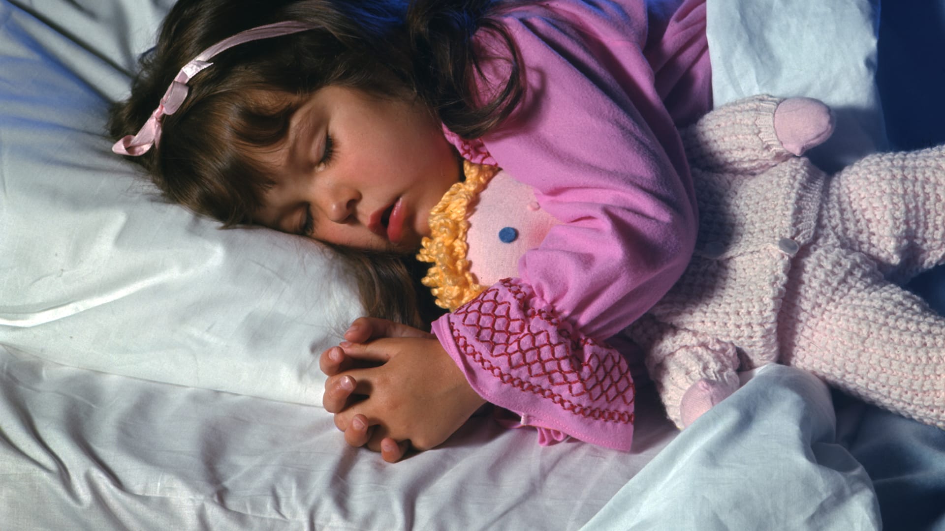 كيف تُبقي أطفالك نائمين في أسرّتهم طوال الليل؟ اتبع هذه القواعد