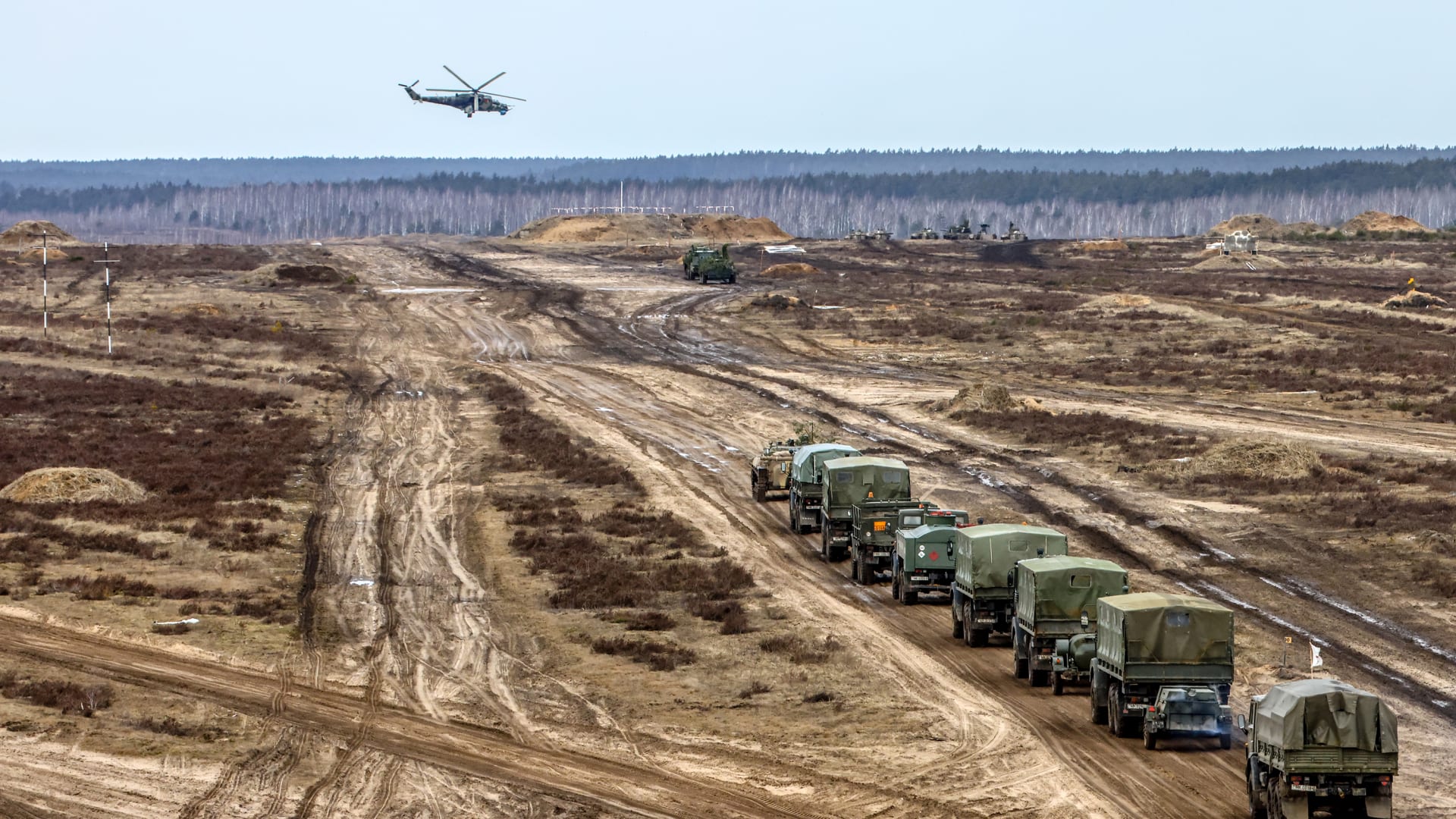 شاهد.. روسيا تستعرض ترسانتها العسكرية في مناورات ضخمة قرب حدود أوكرانيا
