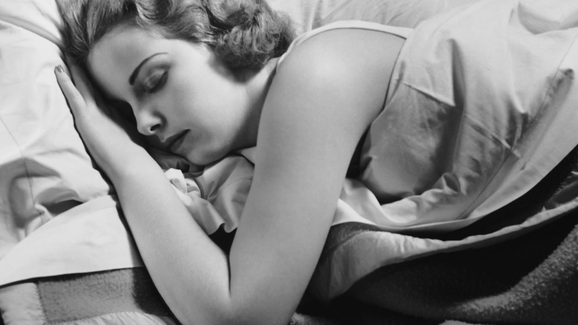 ما هي مقاطع فيديو ASMR وكيف يمكنك استخدامها لتقليل القلق والنوم بشكل أفضل؟