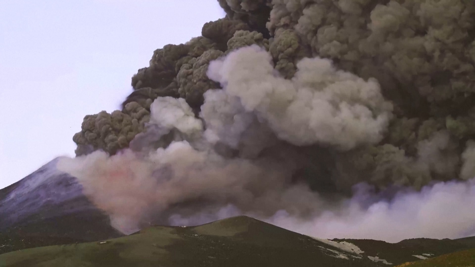 بركان إيتنا يثور مجددًا في إيطاليا ويقذف سحب الرماد البركاني بارتفاع 12 كيلومترًا thumbnail
