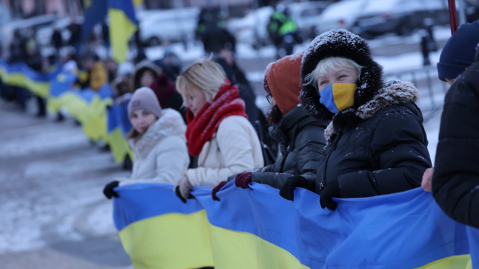 أوكرانيا تدعو مواطنيها لمغادرة روسيا فورا thumbnail