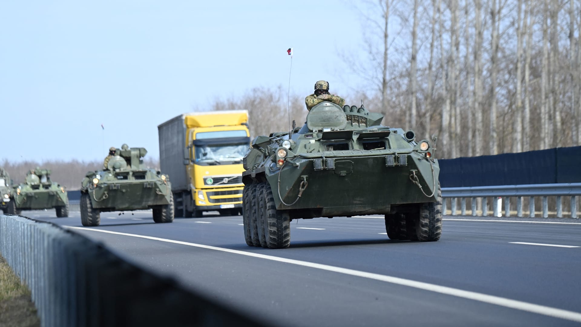 رئيس أوكرانيا السابق: نحتاج صواريخ مضادة للدبابات والطائرات الروسية