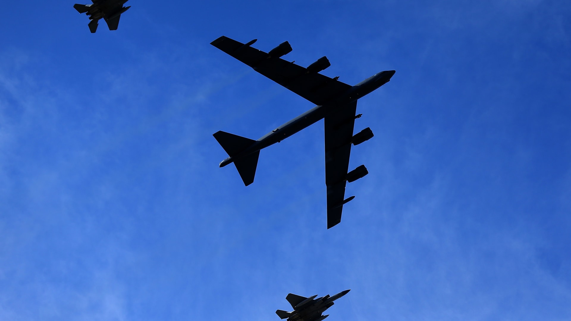 شاهد كيف تتزود طائرة B-52 بالوقود في السماء