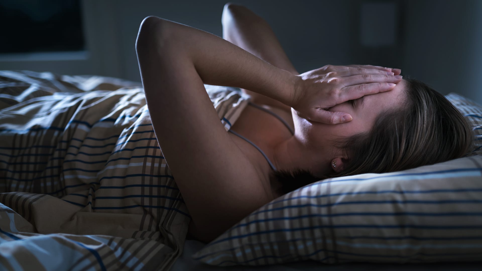 ما هي مقاطع فيديو ASMR وكيف يمكنك استخدامها لتقليل القلق والنوم بشكل أفضل؟
