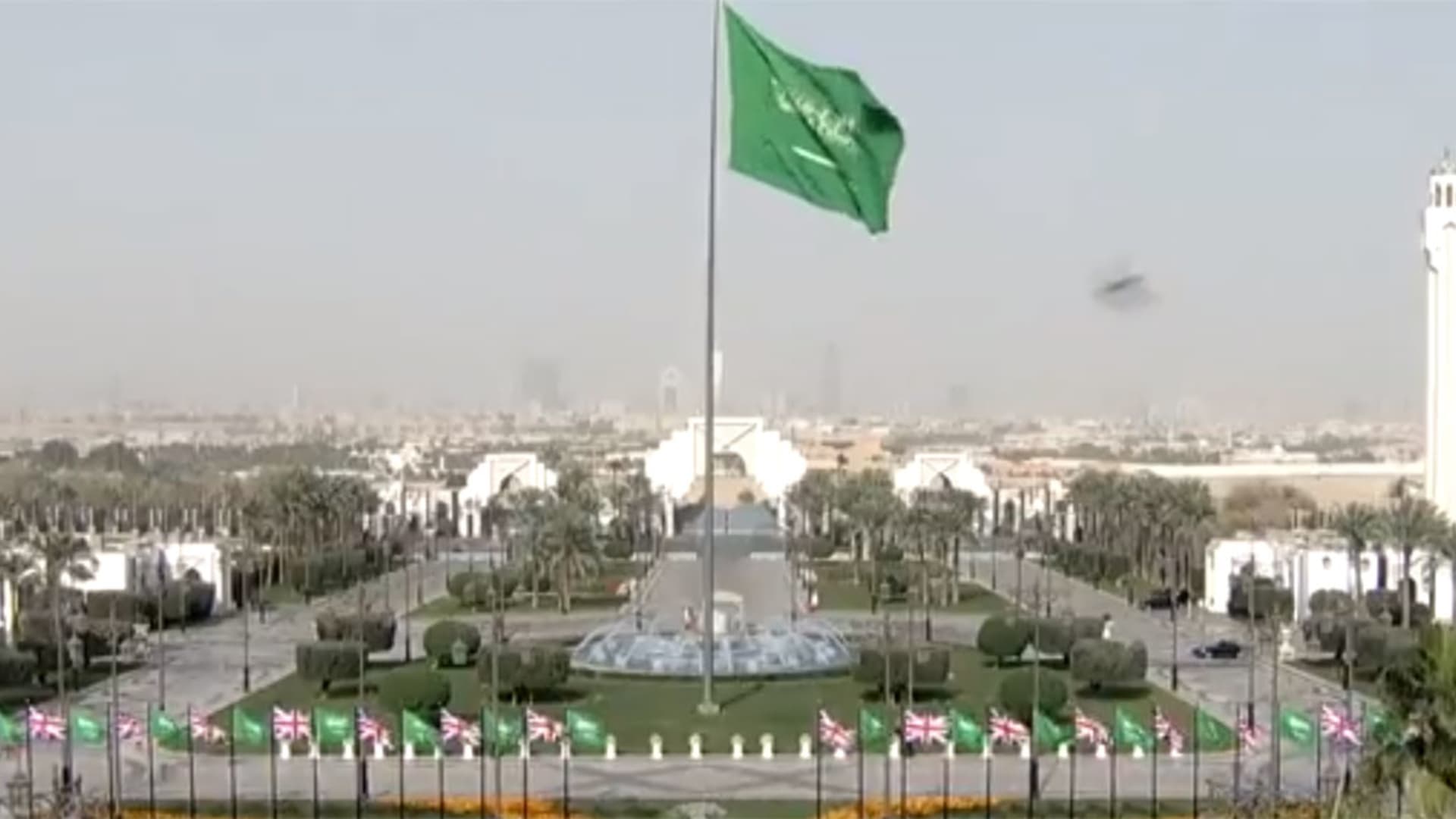 السعودية.. "الفساد" يوقف مسؤولين بإحدى الإمارات بعد تسريب معلومات سرية مقابل أموال