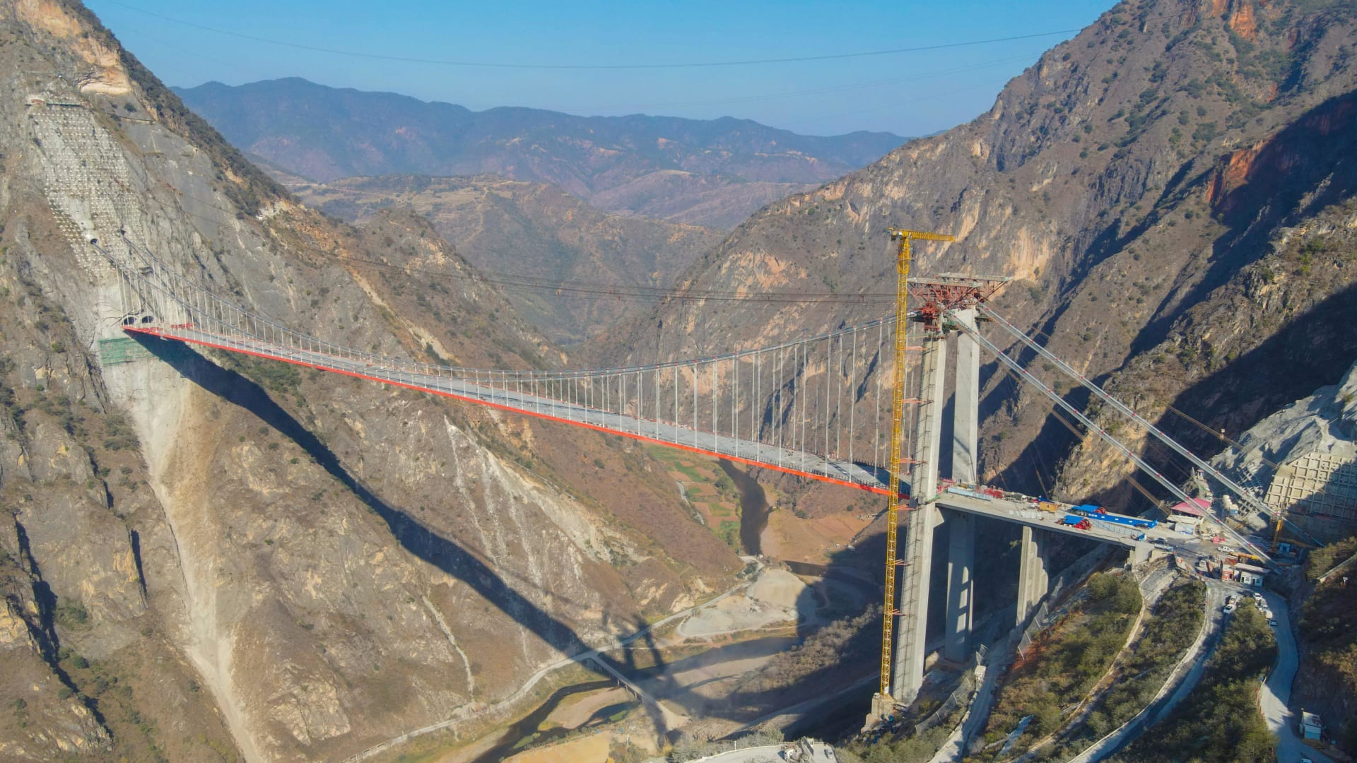 استغرق بناؤه 7 أعوام وبطول 2000 متر.. شاهد الجسر الذي يربط الصين وروسيا