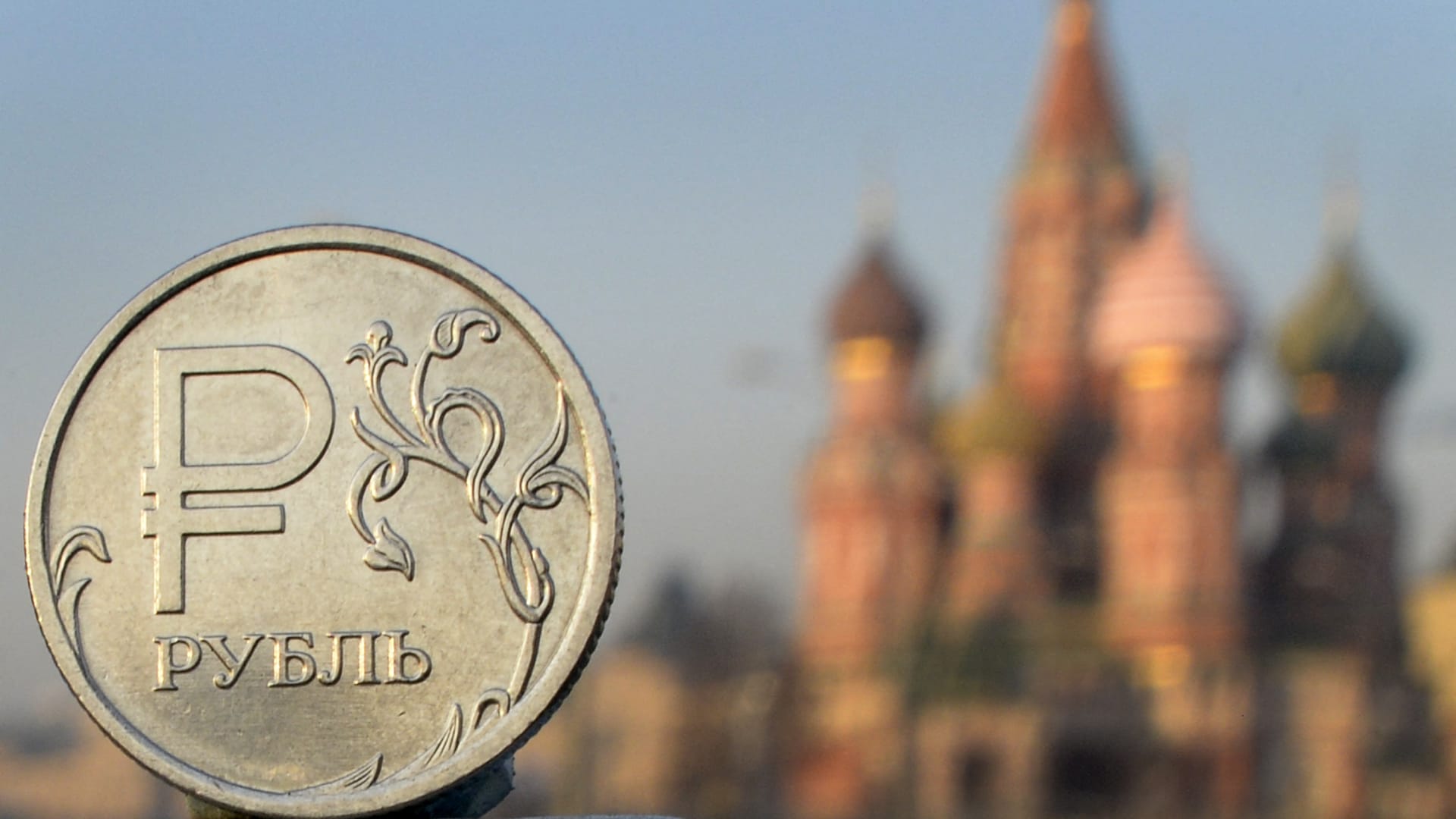 الروبل ينهار مع تدهور النظام المصرفي في روسيا