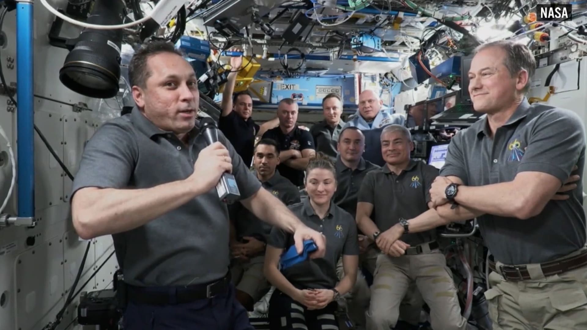 رائد فضاء روسي في المحطة الدولية: "الناس لديهم مشاكل على الأرض.. ونحن طاقم واحد" thumbnail