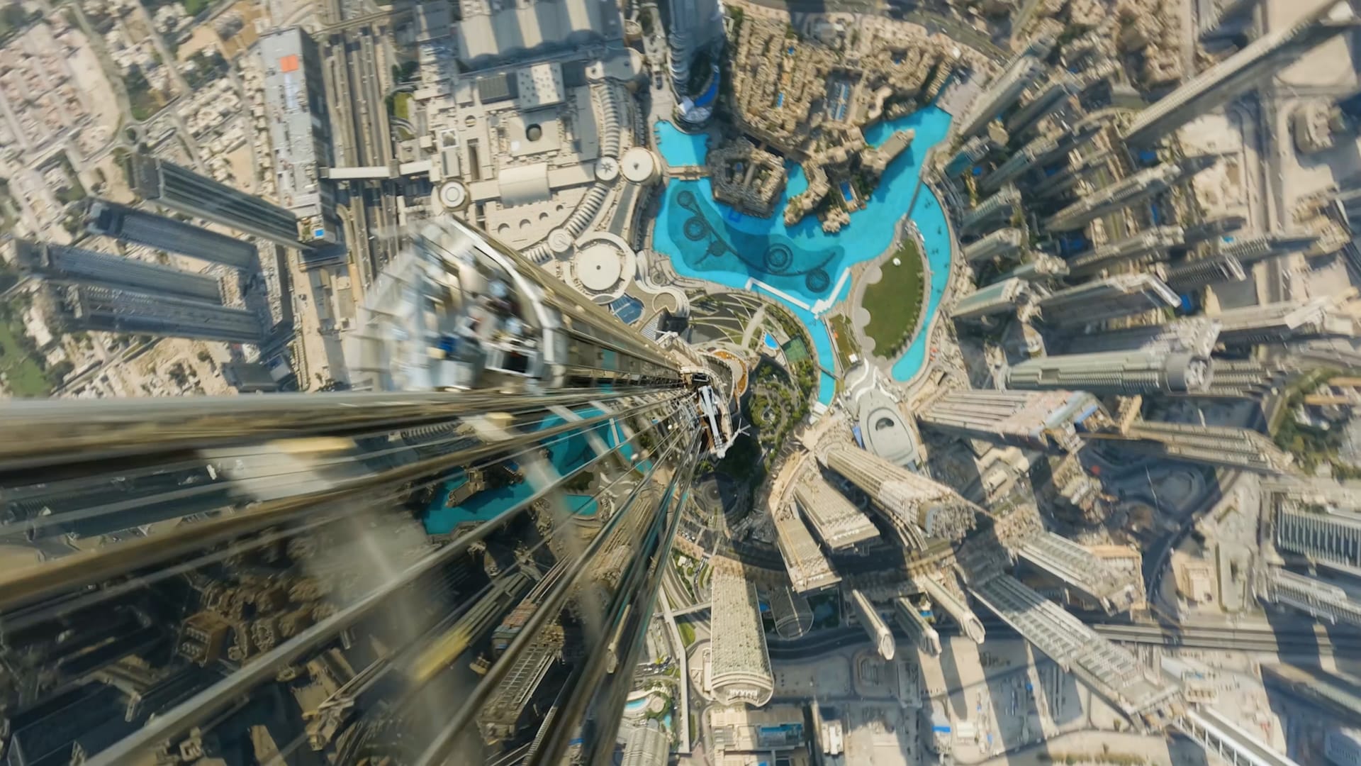 مقطع فيديو جنوني لطائرة بدون طيار "تسقط" من أعلى برج خليفة بدبي
