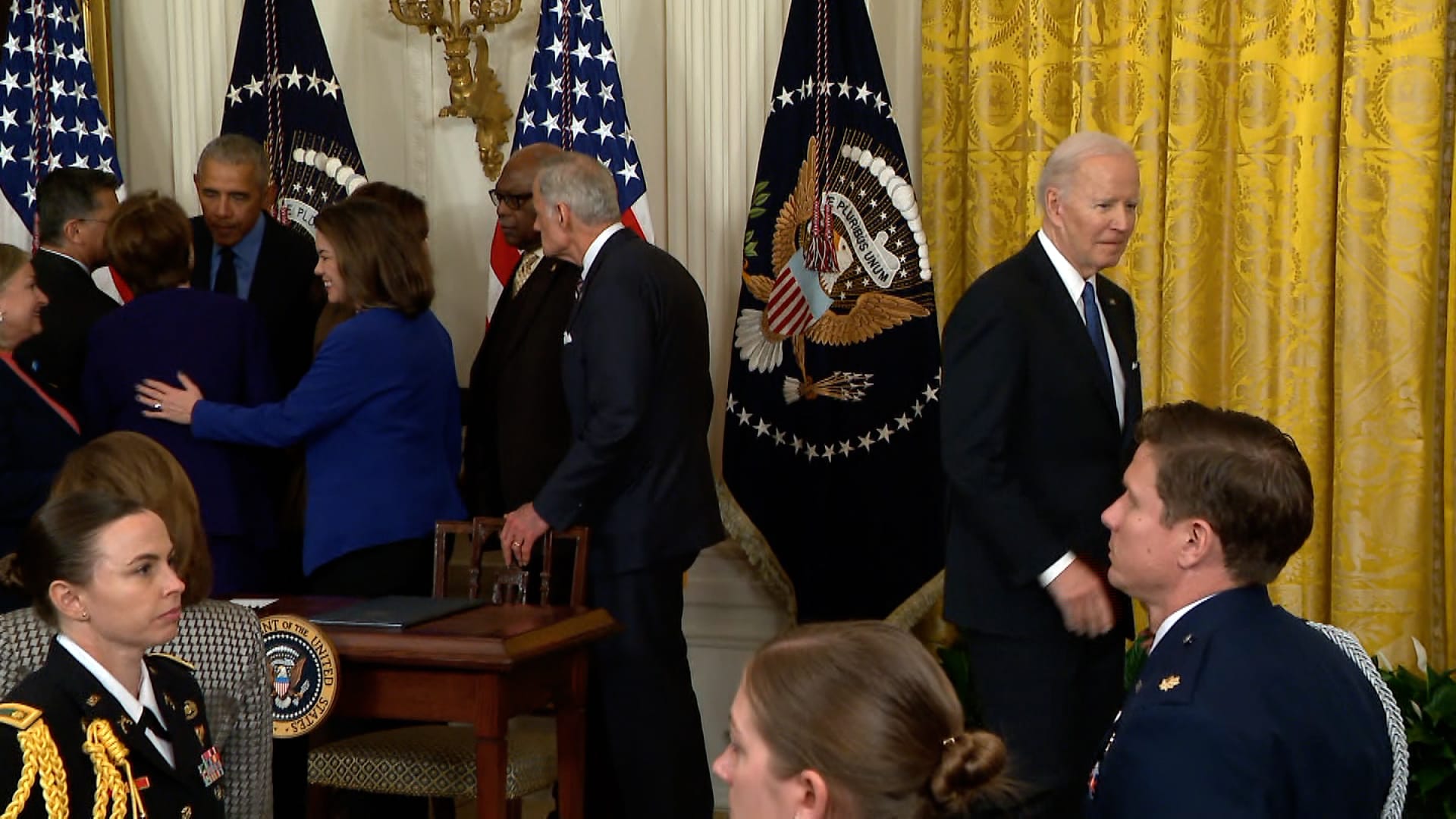 أوباما يعود إلى البيت الأبيض ويخاطب بايدن بـ"نائب الرئيس".. شاهد ردود الفعل