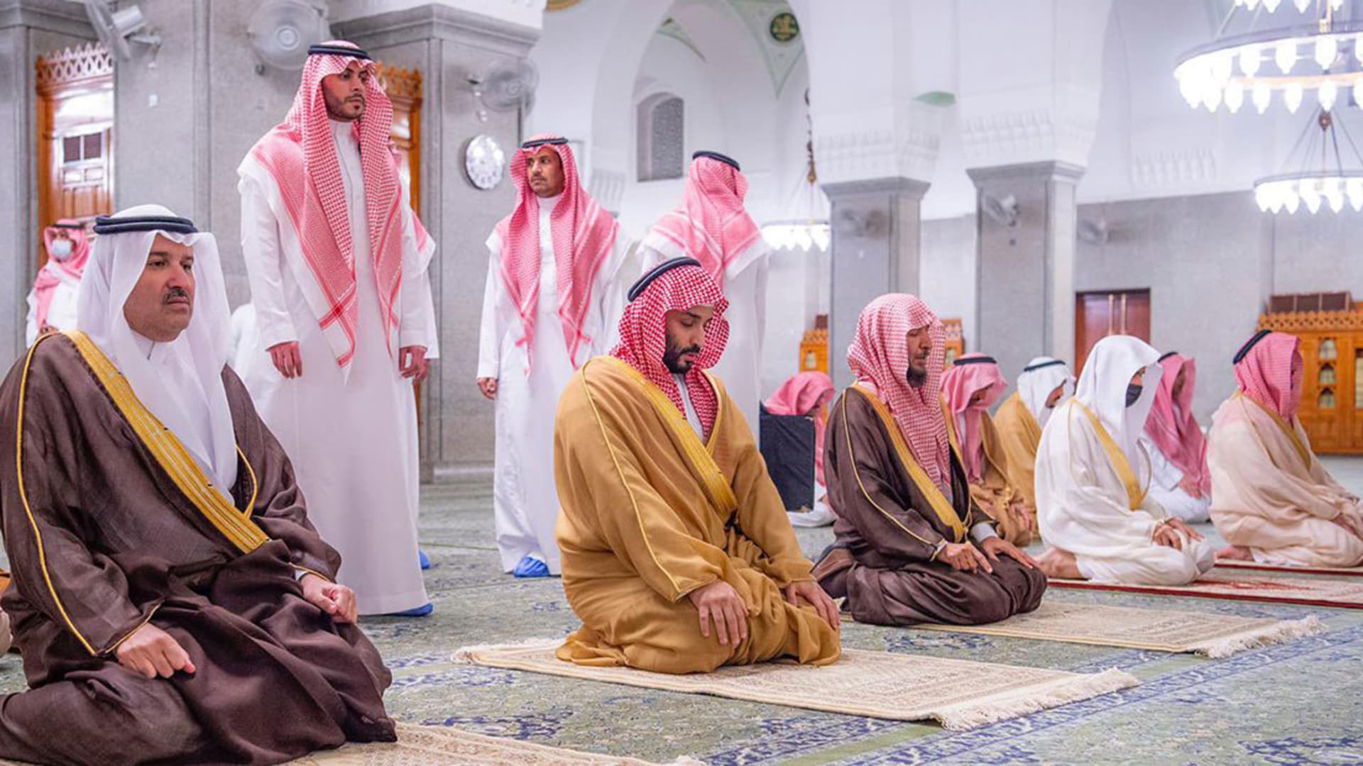 "الصلاة فيه بأجر عمرة".. تفاعل على صور صلاة ولي عهد السعودية بمسجد قباء.. فما هو؟ 2 209607
