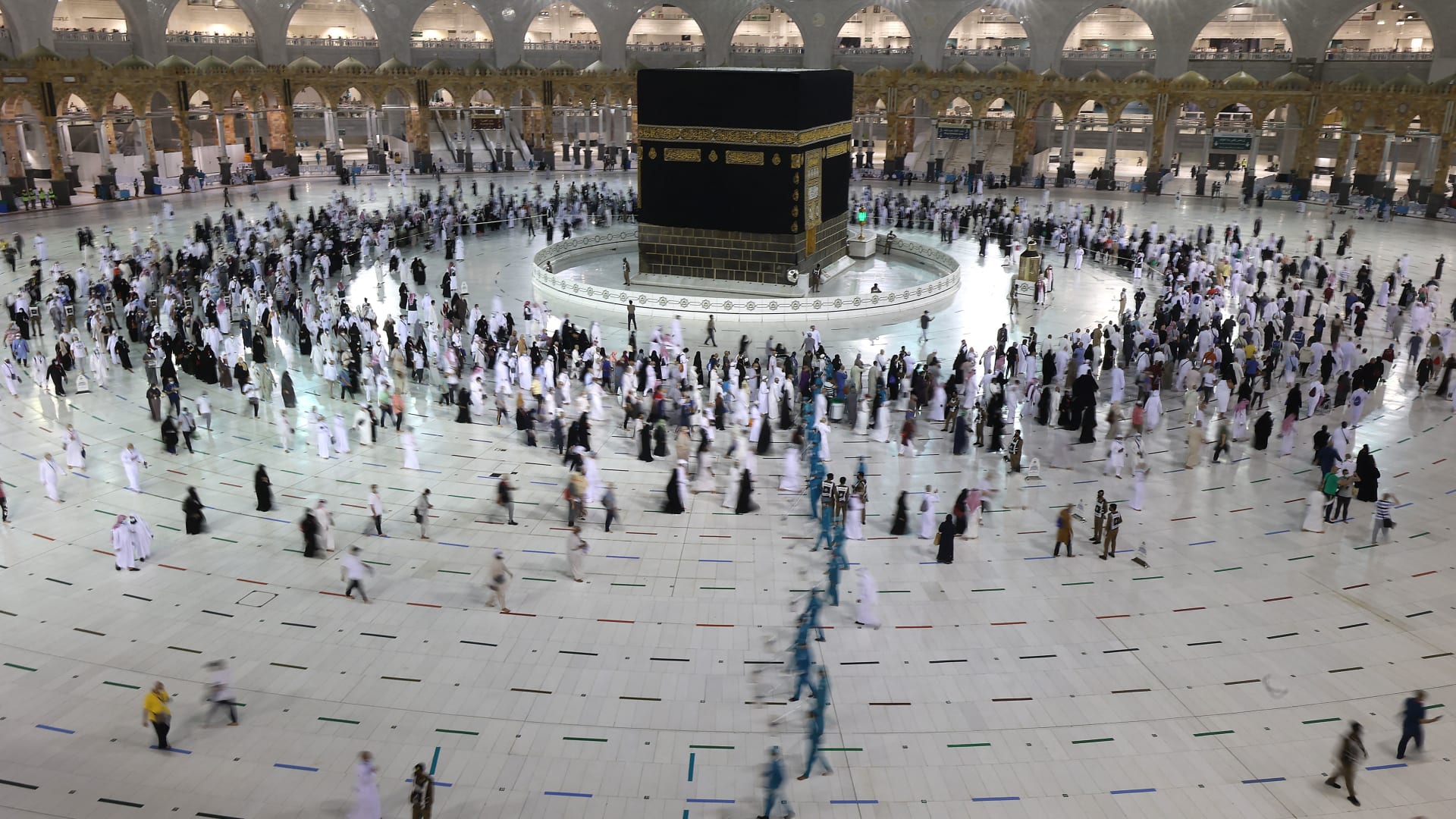 تفاعل على شجار عنيف بين معتمرين في المسجد الحرام.. والسلطات السعودية تُعلق