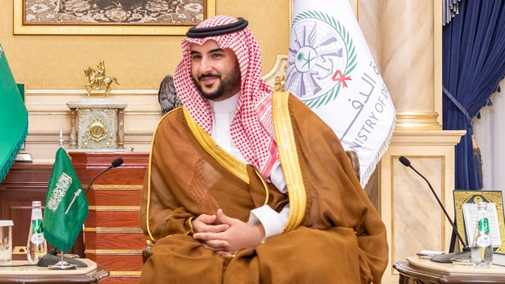 السعودية.. كيف يرى خالد بن سلمان قرار نقل رئيس اليمن السلطة لمجلس القيادة؟