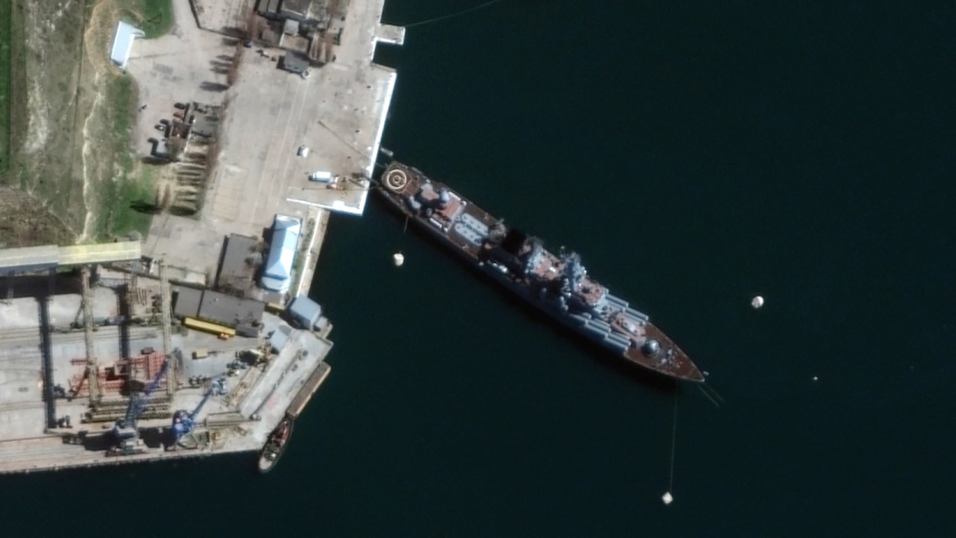 ضربة مُوجعة لروسيا في البحر.. انفجار هائل يخرج سفينة حربية عن الخدمة