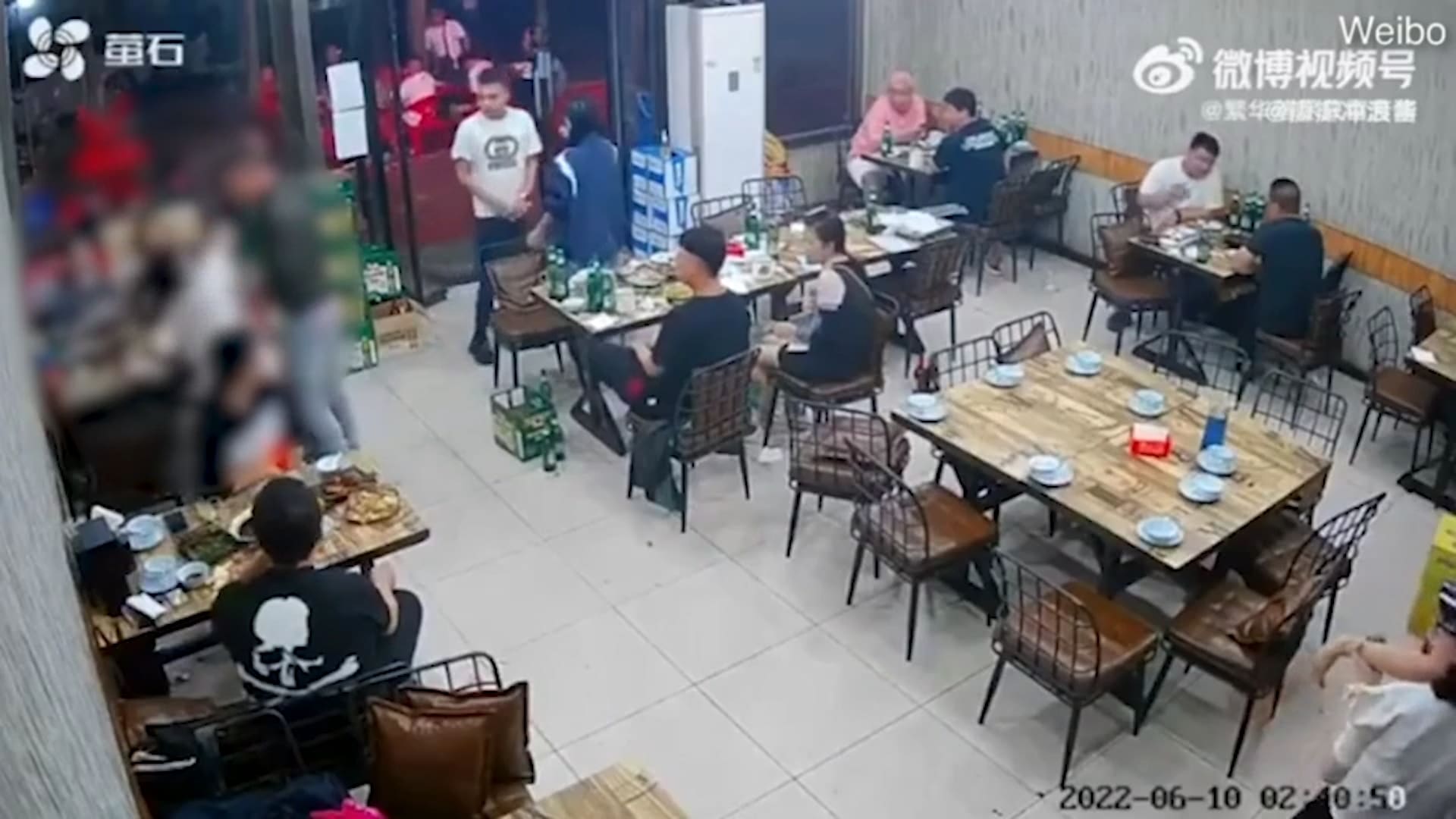 شاهد.. تناقل فيديو للحظة صفع رجل لامرأة على وجهها بالصين
