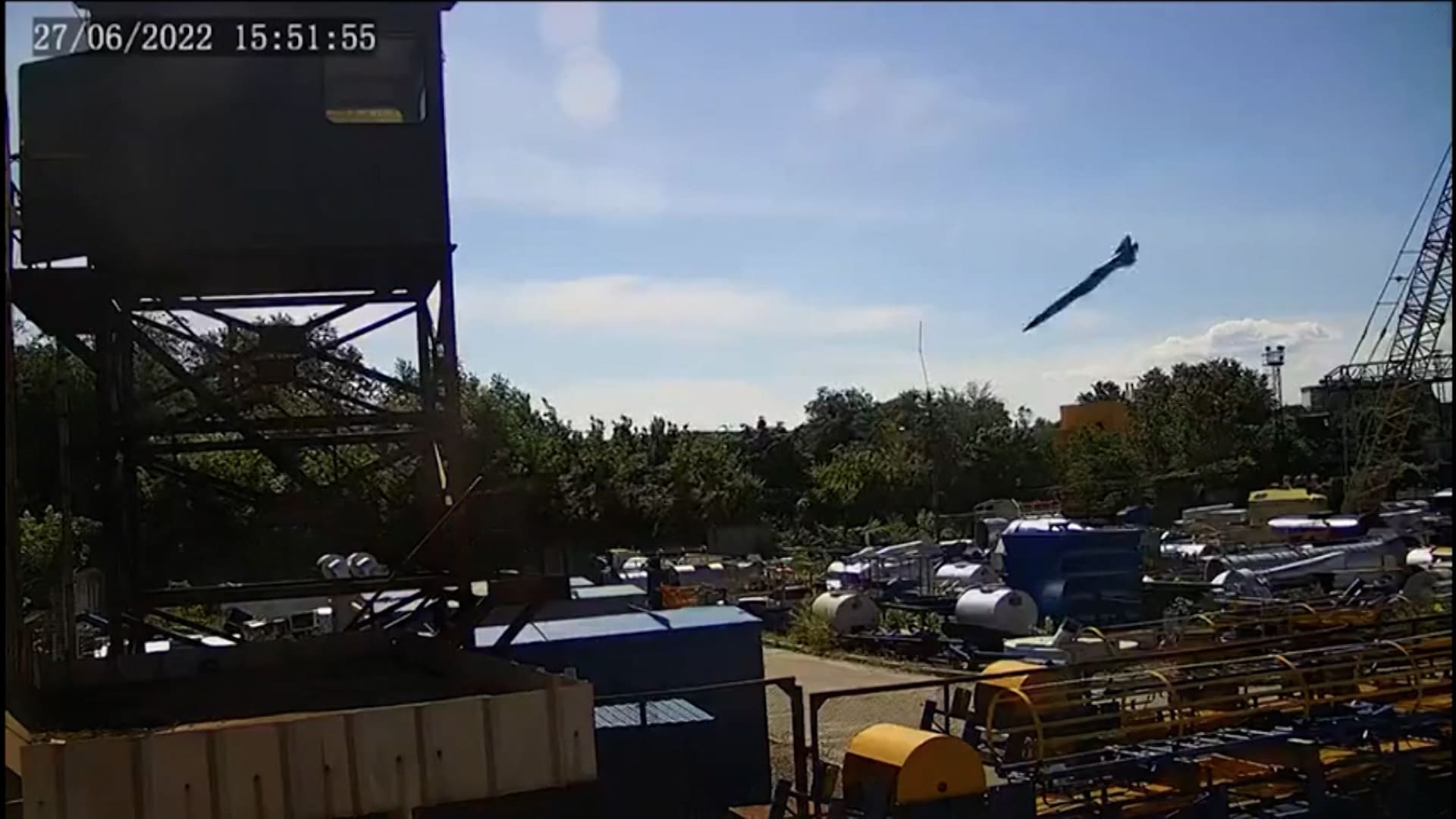 كاميرا مراقبة تُظهر لحظة سقوط صاروخ روسي على مركز تجاري في أوكرانيا