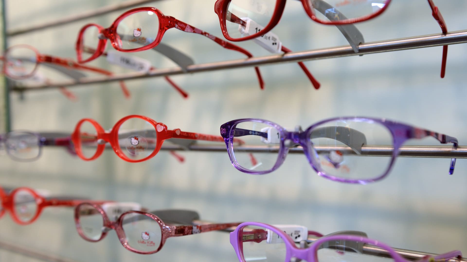 هل هناك حقًا ما يُسمى بنظارة "حفظ النظر"؟