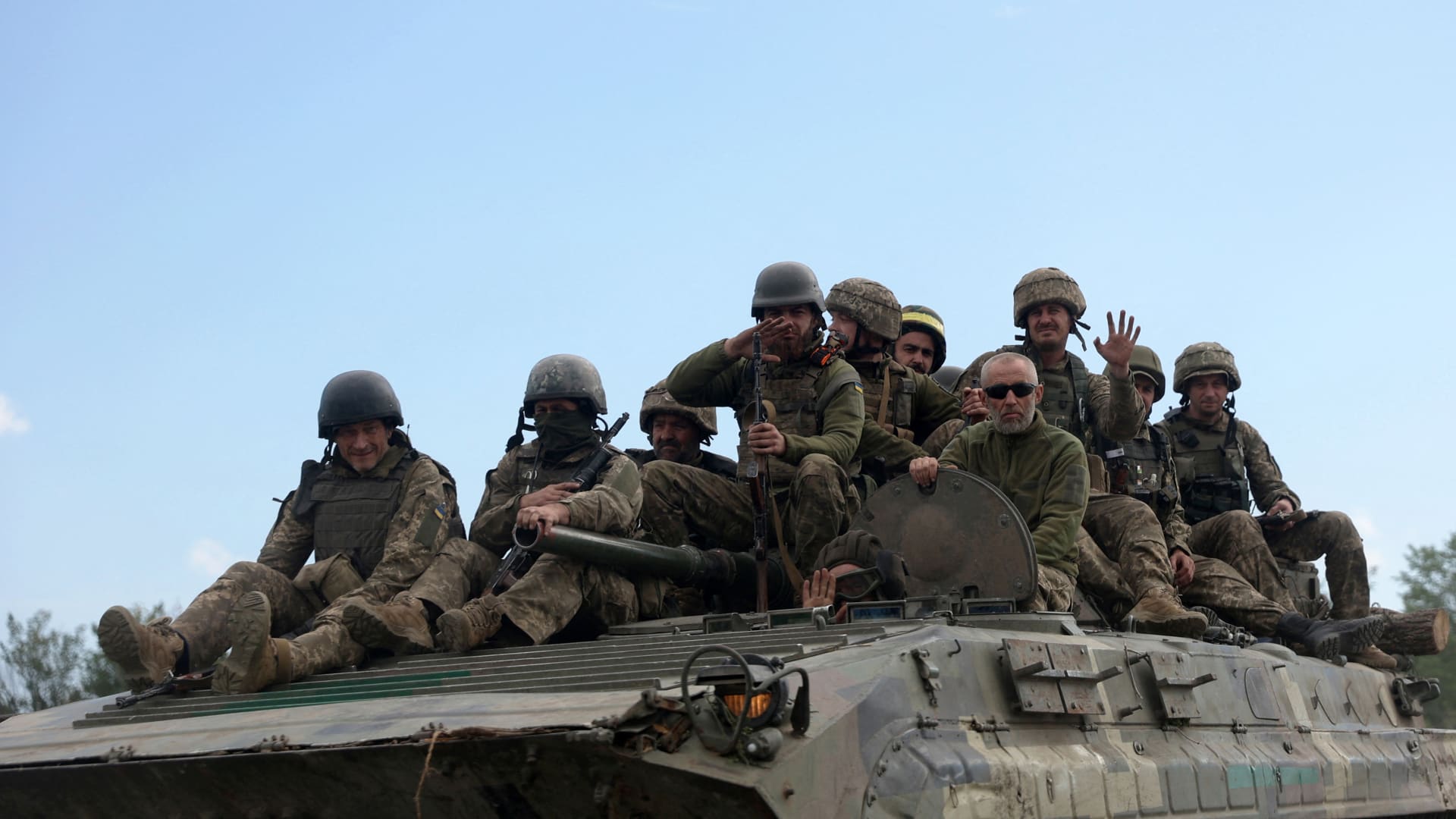 وسط استمرار الغزو الروسي.. أوكرانيا تكثف تدريبات المتطوعين للقتال