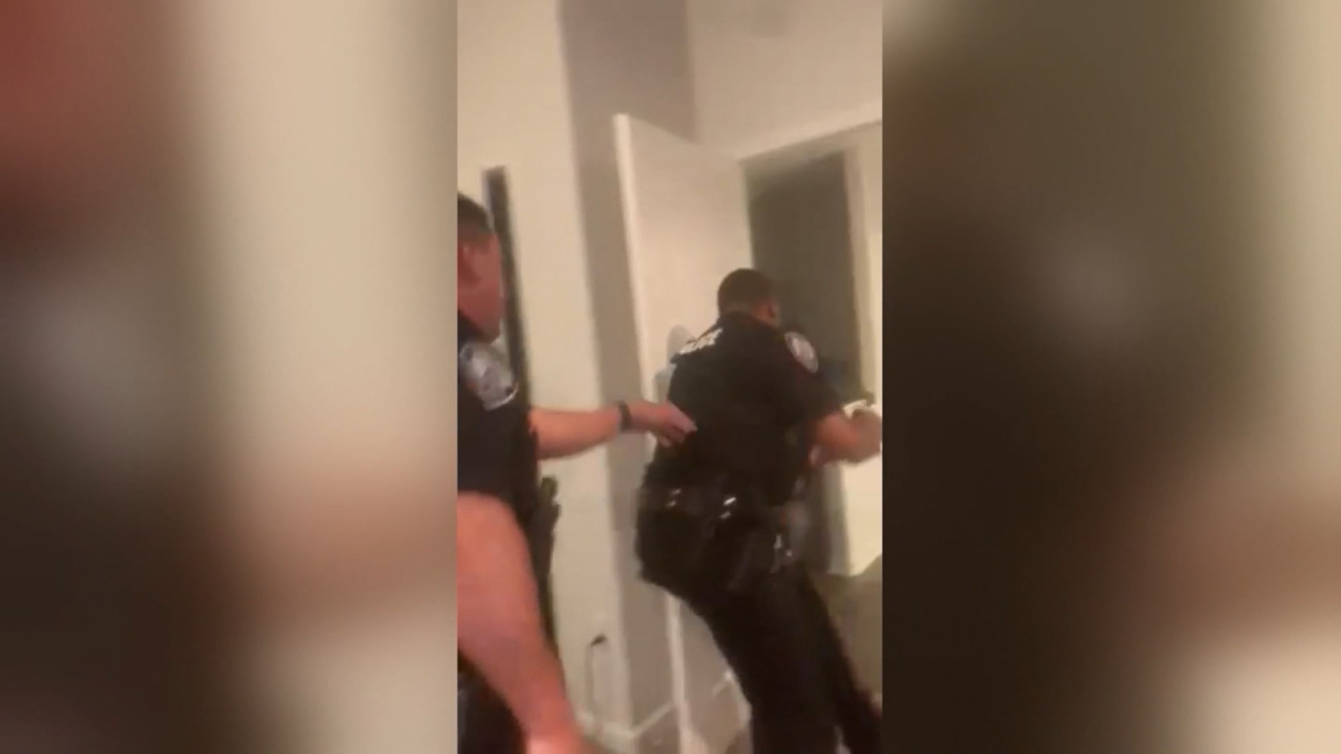 بسبب مخالفة مرورية.. شاهد الشرطة الأمريكية تقتحم منزلا وتعتدي على رجل عند اعتقاله