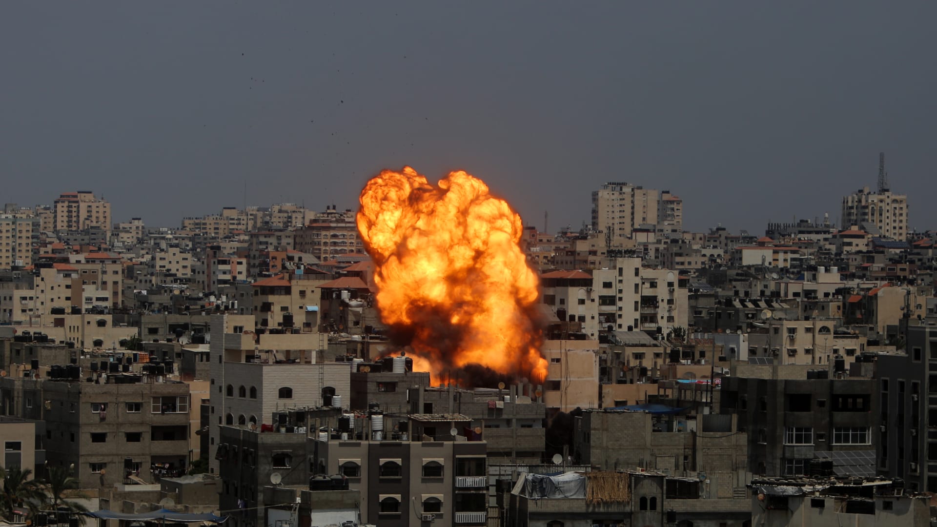 شاهد لحظة اعتراض القبة الحديدية لوابل صواريخ من غزة أطلقت نحو مناطق عدة في إسرائيل