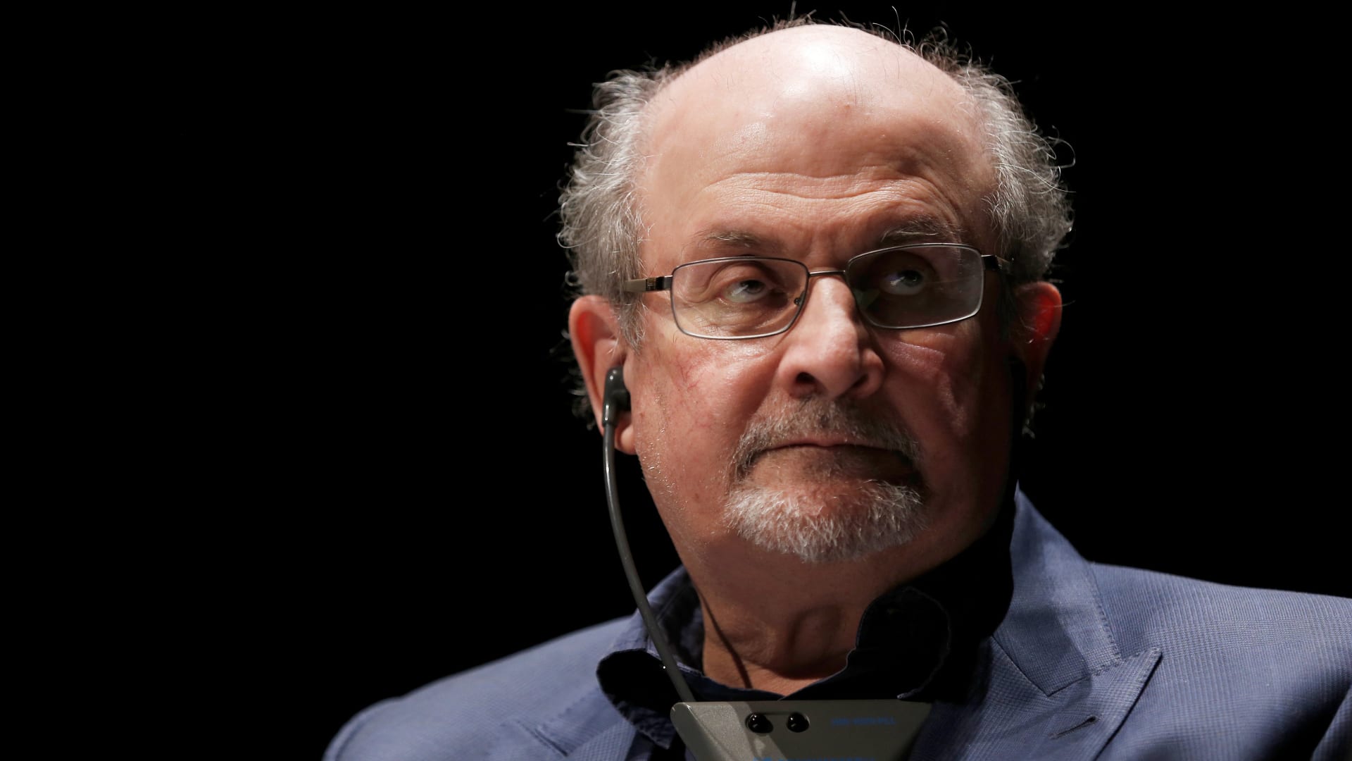 مع انتظار دوافع الهجوم على سلمان رشدي.. مؤلف يوضح سبب إثارة كتاب "آيات شيطانية" جدلًا واسعًا