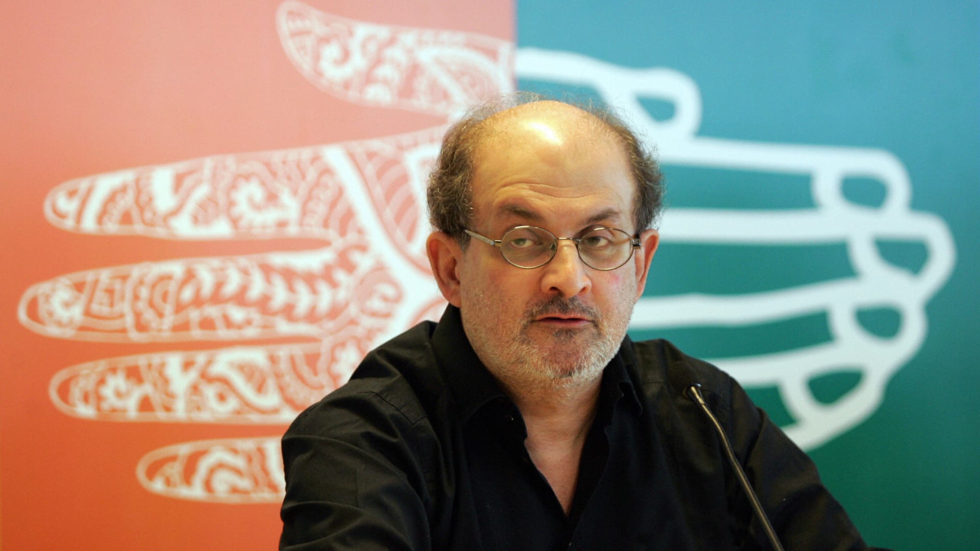 لحظة ما بعد الهجوم على سلمان رشدي مؤلف "آيات شيطانية" على مسرح في نيويورك