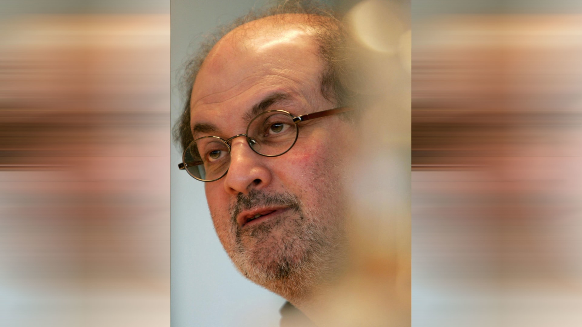 تعرض لـ”7 إلى 10 طعنات”.. كل ما نعرفه عن الهجوم على سلمان رشدي وموقع الحادثة والأمن في المسرح