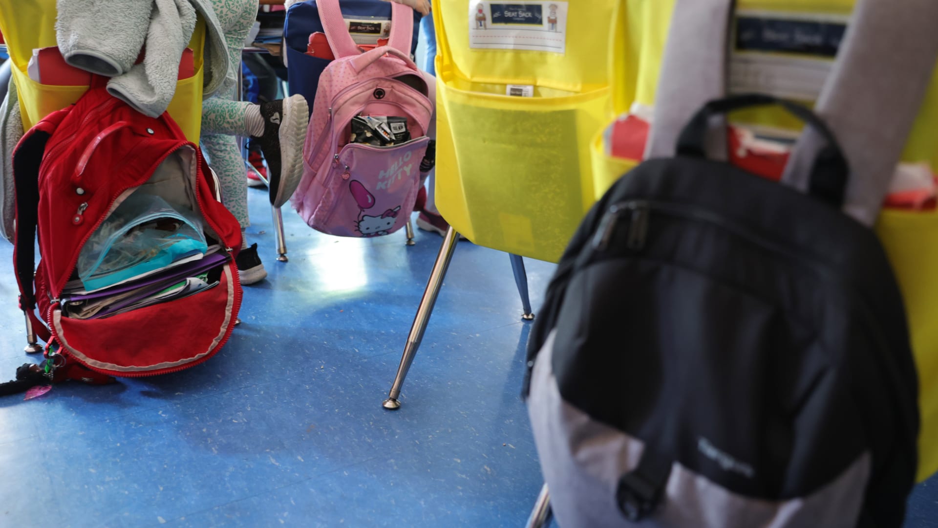 حقائب المدرسة الثقيلة.. ما عليك تجنّبه من أجل صحة طفلك