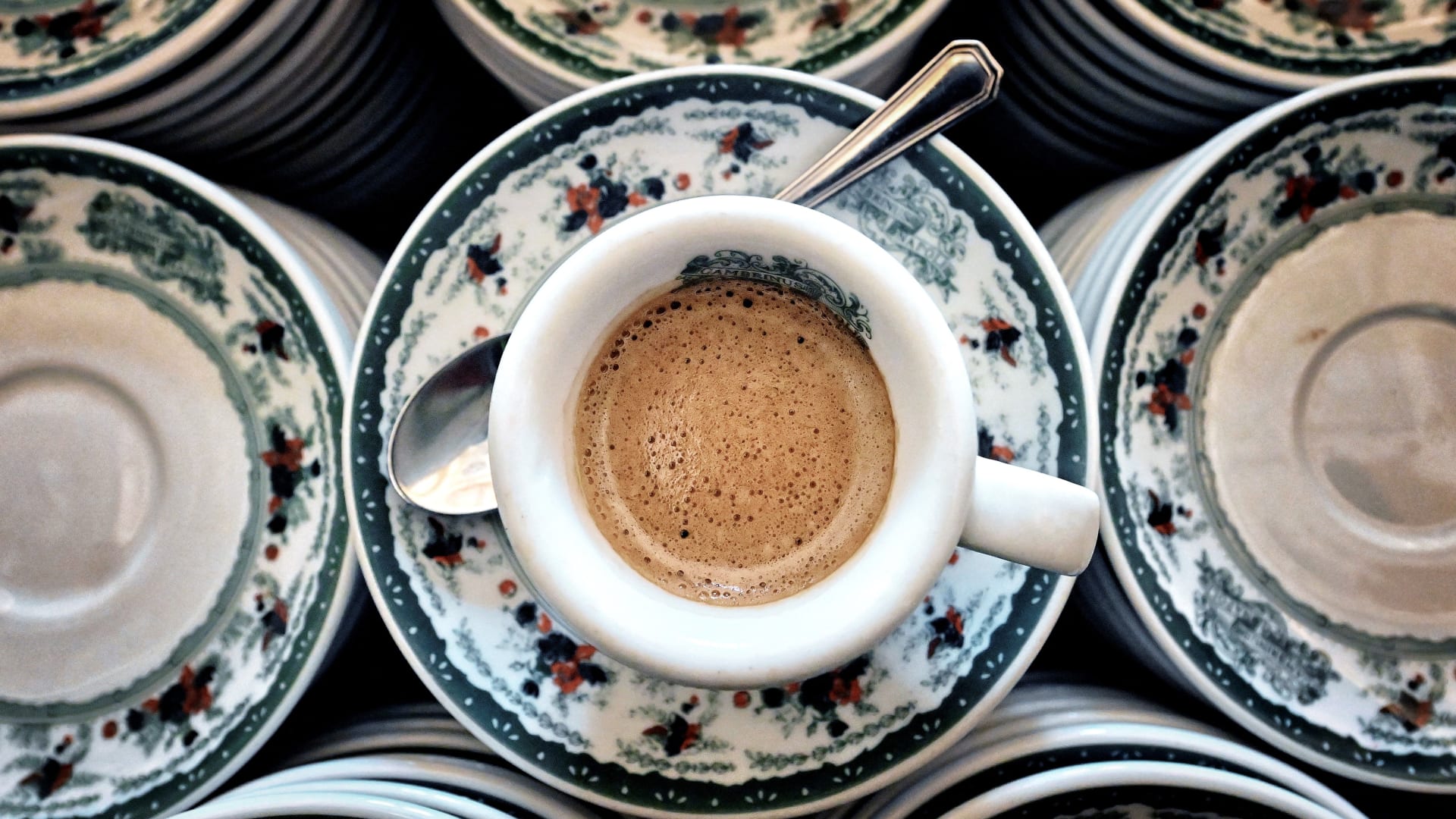 هل تسعى لتخفيف استهلاكك للكافيين؟ إليك 6 طرق تنشّطك من دون الحاجة لتناول قهوتك الصباحية.. ما هي؟