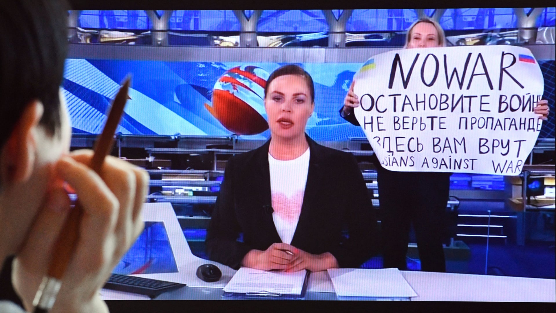 اختفت لفترة.. شاهد ما قامت به متظاهرة ضد غزو أوكرانيا ببث مباشر لتلفزيون روسي