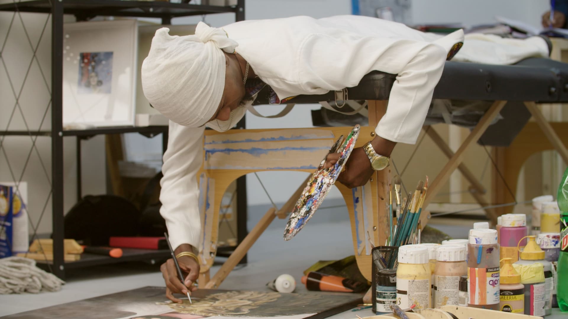إثيوبي يتحدى إعاقته ليصبح رسامًا