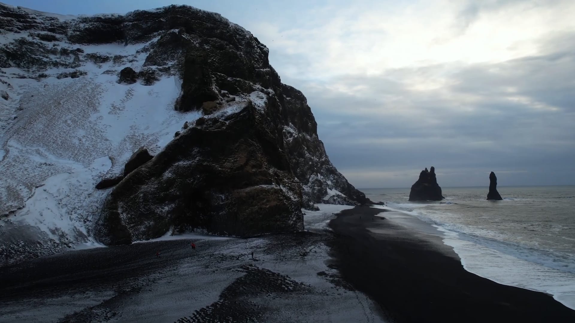 شاطئ برمال سوداء في أيسلندا