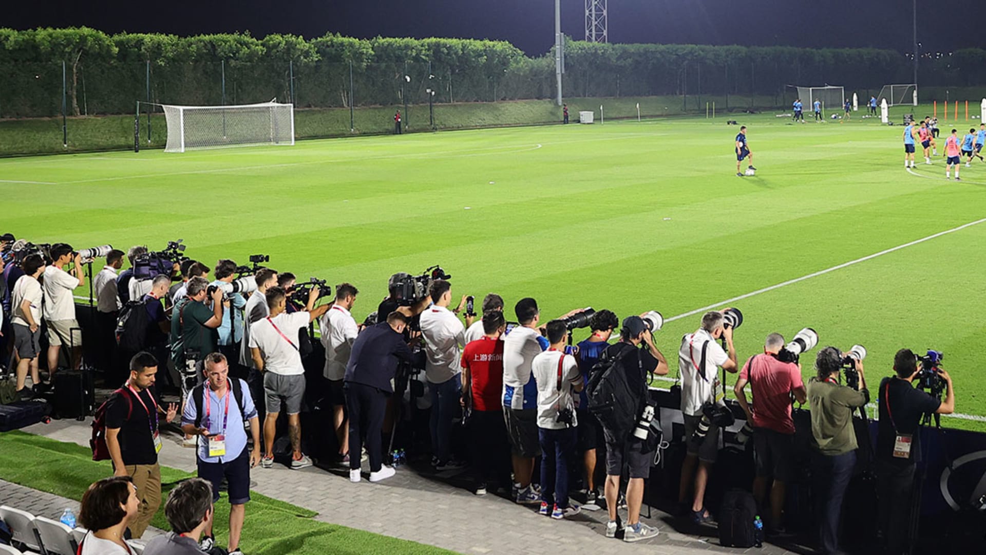 وصف صوت الآذان بفيديو تدريبات منتخب انجلترا في قطر إعلامي بريطاني يثير تفاعلا وصف صوت الآذان بفيديو تدريبات منتخب انجلترا في قطر إعلامي بريطاني يثير تفاعلا