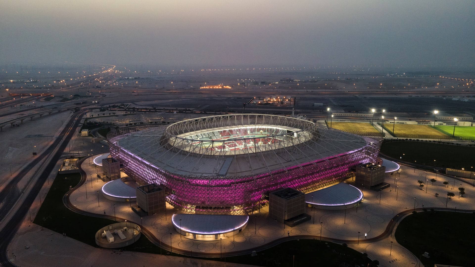 قطري يحاول تعليم السيّاح الوافدين لمتابعة "مونديال 2022" كيف يلفظون اسم دولة "قطر".. شاهد كيف