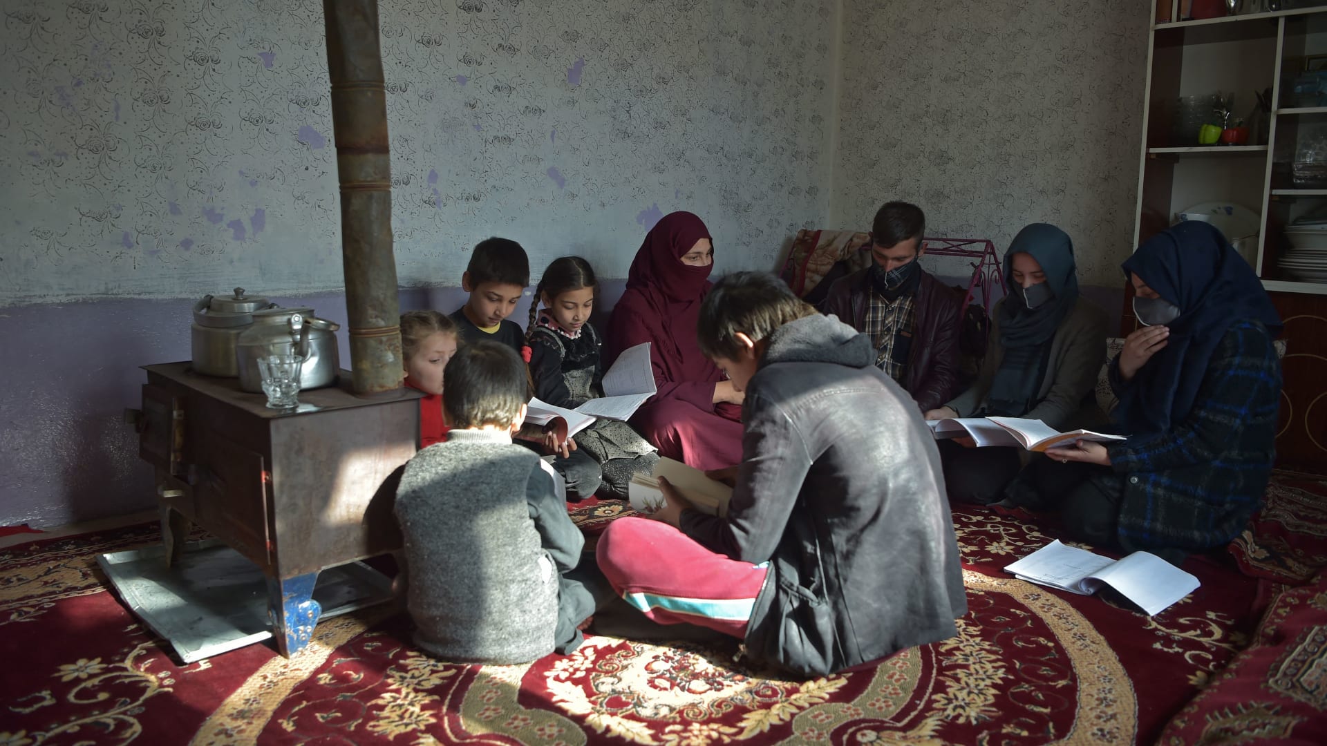 بخراطيم المياه.. شاهد كيف تصدت طالبان لنساء محتجات على قرار حظرهن من التعليم والعمل