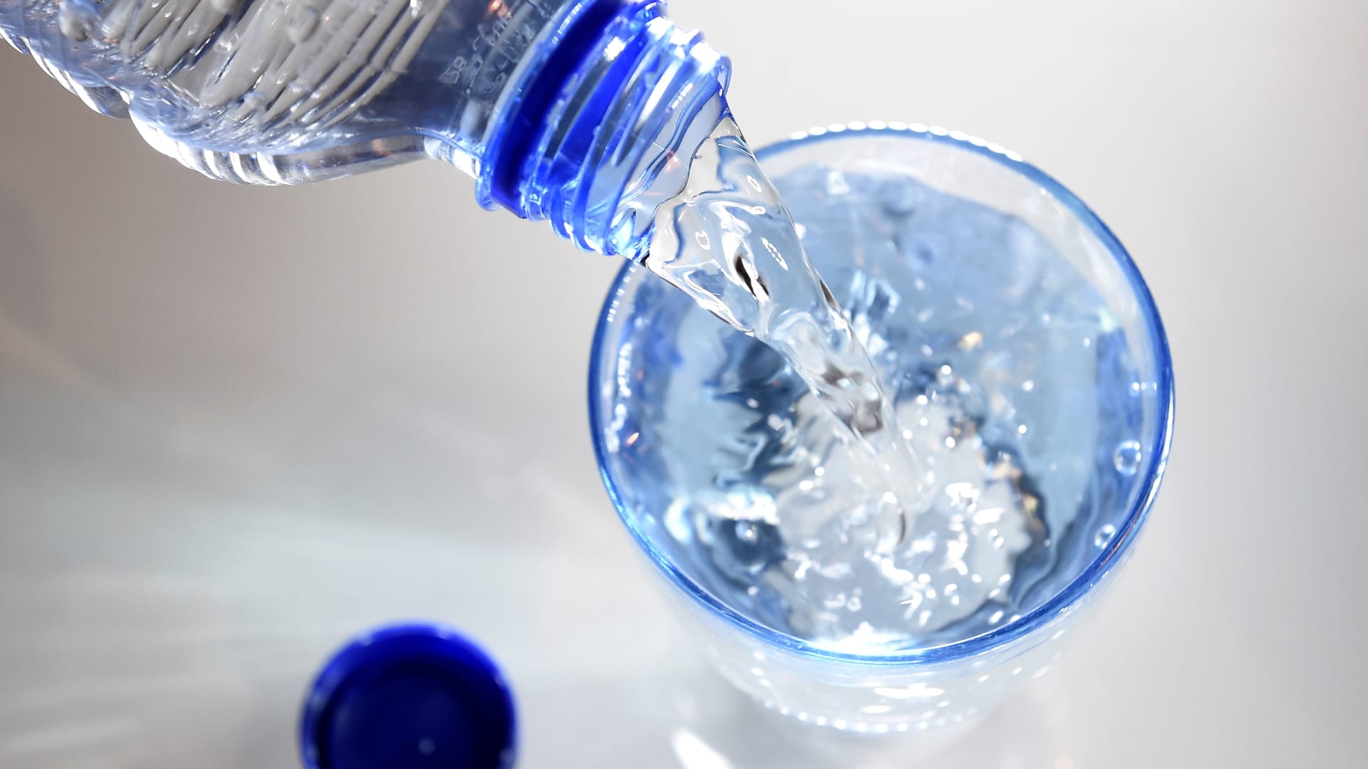 كيف يؤثر شرب الماء جيدا على خطر الإصابة بالأمراض والشيخوخة بشكل أسرع والموت المبكر؟