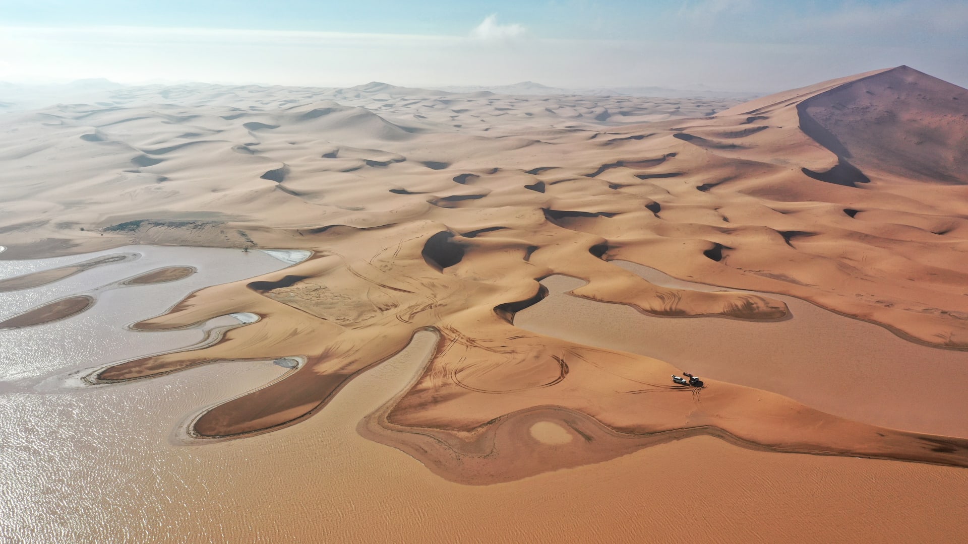 السعودية.. طائرة "درون" توثق بحيرات في قلب الصحراء