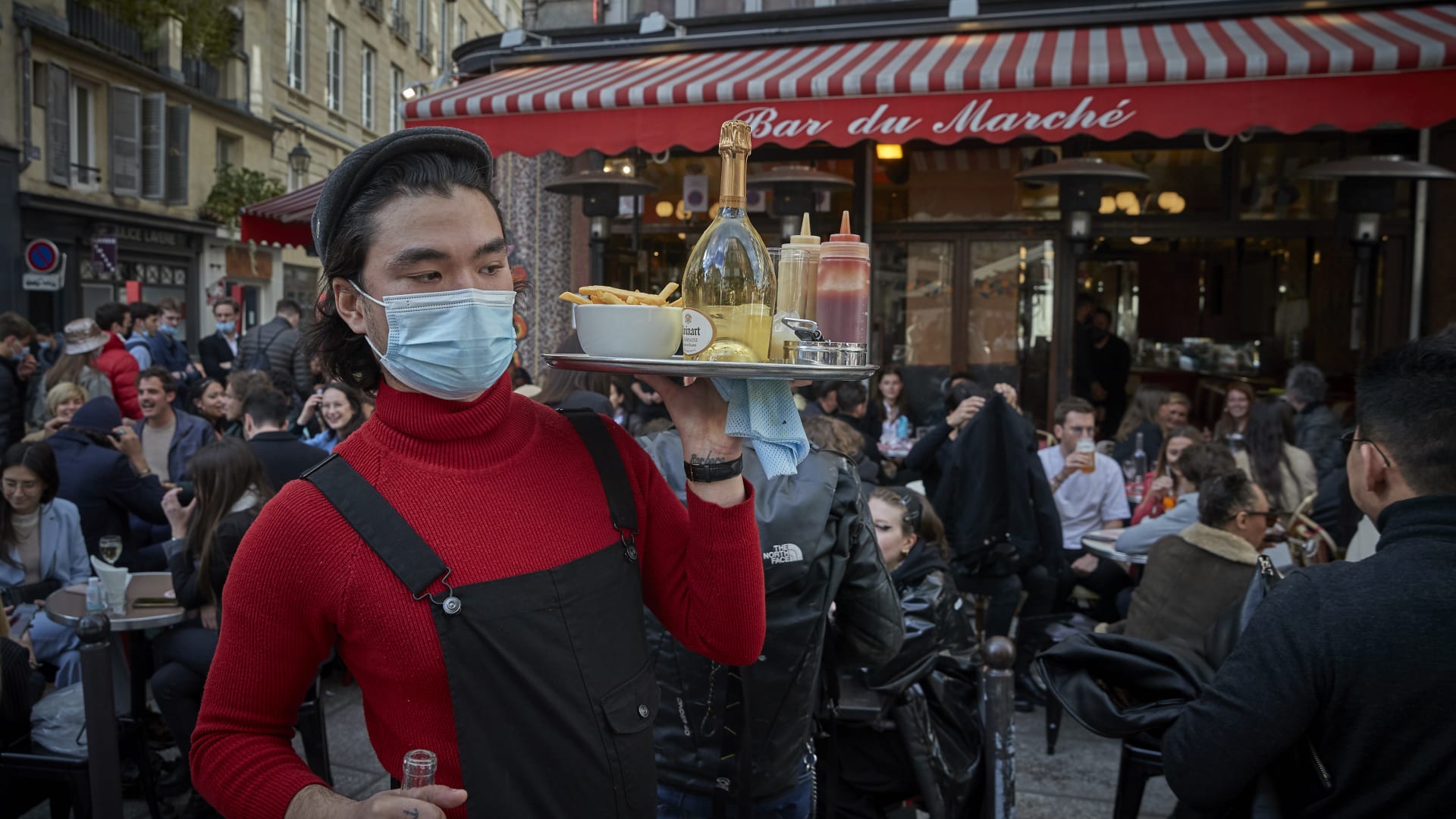 من السكر والماء فقط.. شاهد الأطباق التي يحضرها هذا الشيف بأحد أهم فنادق باريس